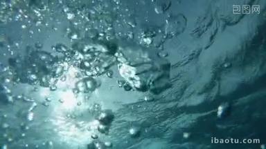 慢动作，水<strong>下</strong>，Pov：沉入塔希提岛附近水晶般清澈的海洋底部。 巨大的气泡漂浮在明亮的<strong>阳光下</strong>，穿过清澈的海面，闪闪发光.